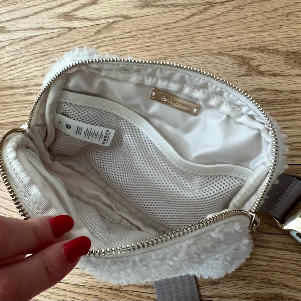 Lululemon fleece belt bag ivory - Picture 3 of 3
